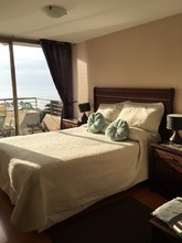 Dormitorio matrimonial con baño en suite y jacuzzi. title=