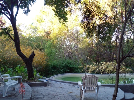 Un jard&iacute;n de agua y flores., Alquiler temporario de caba&ntilde;a en Tanti