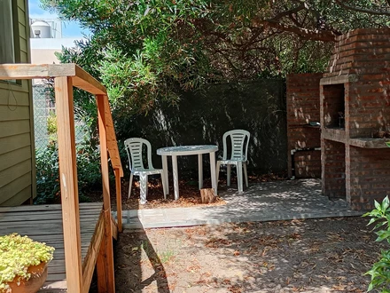 Patio privado con sombra, Alquiler temporario de caba&ntilde;a en Sauce grande, monte hermoso