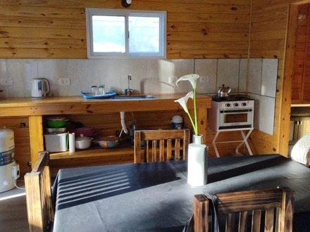 Cocina con vajilla, Alquiler temporario de caba&ntilde;a en Sauce grande, monte hermoso