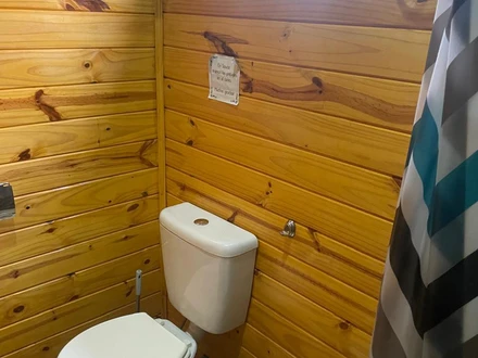 Ba&ntilde;o con ducha, Alquiler temporario de caba&ntilde;a en Sauce grande, monte hermoso