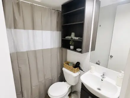 Ba&ntilde;o con tina y secador de cabello, papel y art&iacute;culos de aseo, Arriendo temporario de apart en Estaci&oacute;n central