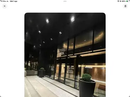 Ingreso nocturno iluminado a Royal, Alquiler temporario de departamento en Mar del plata
