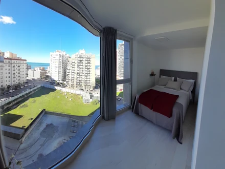 Vista panor&aacute;mica del dormitorio hacia la 🏖 playa, Alquiler temporario de departamento en Mar del plata