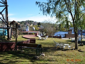 Amplio espacio verde con juegos infantiles, Alquiler temporario de departamento en Villa carlos paz