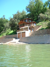 CABAÑA A ORILLA DE LAGO RAPEL title=