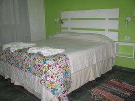 Dormitorio principal. Somier y ropa blanca. Casa Verde title=