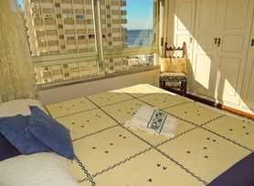 Dormitorio N2 con vista al mar title=