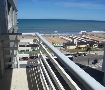 Balcon en piso 6, Alquiler temporario de departamento en Miramar f