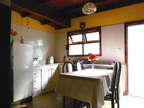 Cocina- Comedor, con patio trasero y parrilla, Alquiler temporario de casa em Mar del plata