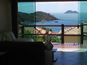 vista del living de la casa- el sol se pone en el mar frente a la casa VEA MÁS FOTO EN : vacacionesenbrasil.yolasite.com, Alquiler temporario de casa en Armação dos búzios