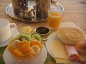 Desayuno servido en el comedor., Arriendo temporario de hotel em Coquimbo