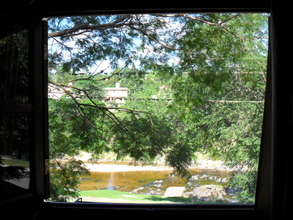 Vista desde el living comedor al Rio San Antonio, Alquiler temporario de departamento en Villa carlos paz