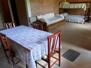 Living-comedor con cama cucheta, sofa cama, mesa y sillas para 6 personas, Alquiler temporario de departamento en Villa carlos paz