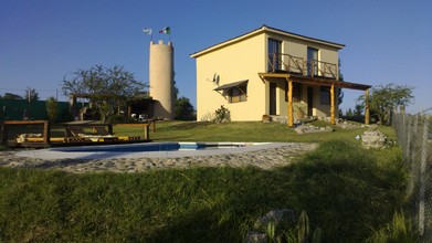 Vista de la cabaña 1 y 2, pileta, quincho y la mitad del parque., Alquiler temporario de cabaña en Potrero de garay