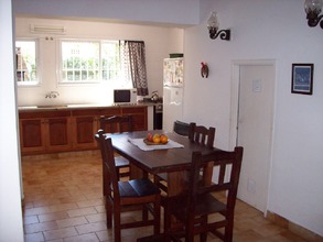 Comedor diario y cocina integrada, Alquiler temporario de casa em Pinamar
