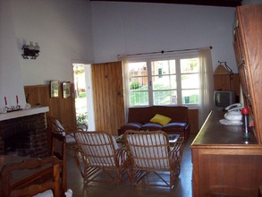 Living comedor con hogar, Alquiler temporario de casa em Pinamar