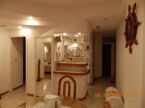 Vista de la cocina con barra integrada al living, Alquiler temporario de apartamento em Mar del plata