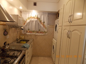 Cocina completa, heladera con freezer, microondas, lavarropas y secarropas automatico title=