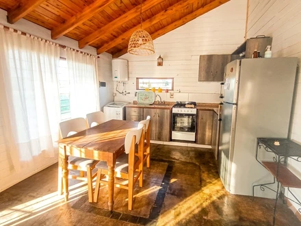 Cocina comedor, Alquiler temporario de caba&ntilde;a en Miramar
