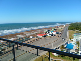 vista desde balcon con  sillones y mesas title=